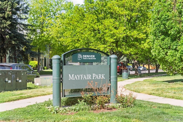 community / neighborhood sign featuring a lawn