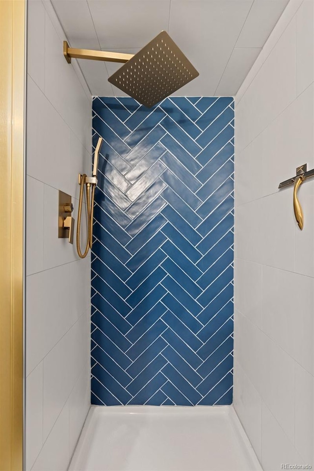 3379 W Wagon Trail Dr, Englewood, CO 80110 - bathroom with tiled shower