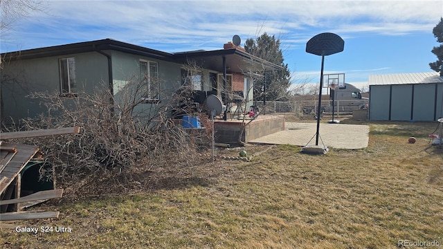 view of yard with a shed