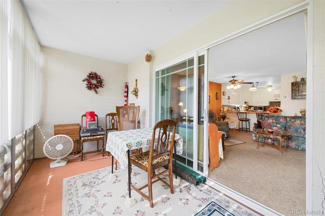 sunroom with ceiling fan