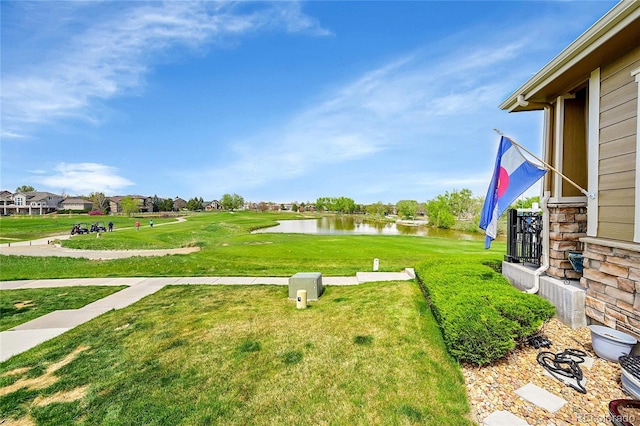 view of yard featuring a water view