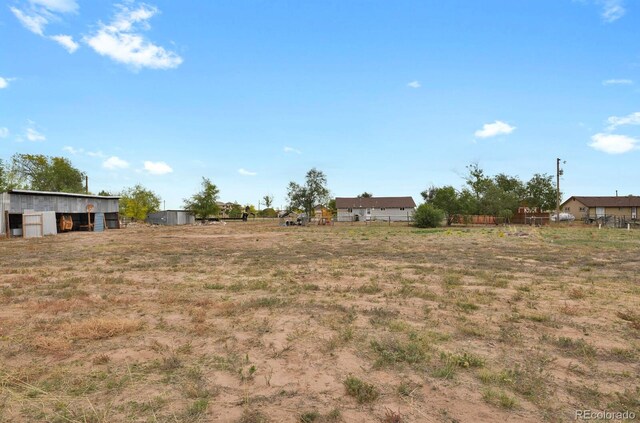 view of yard with an outbuilding