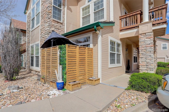 3993 S Dillon Way Unit 104, Aurora, CO 80014 - entrance to property with stone siding and a balcony