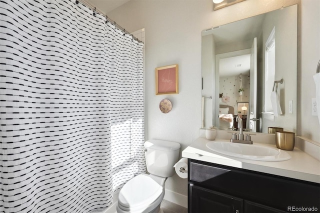 full bathroom featuring toilet, a shower with shower curtain, and vanity