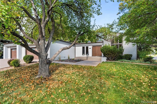 view of front of house featuring a front yard