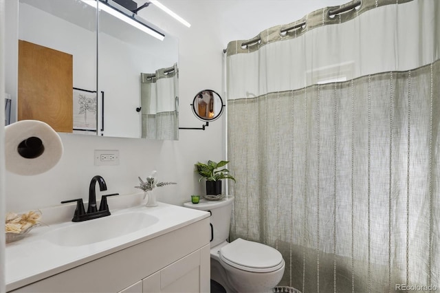 9301 Ciancio St, Thornton, CO 80229 - full bath with toilet, vanity, and a shower with shower curtain