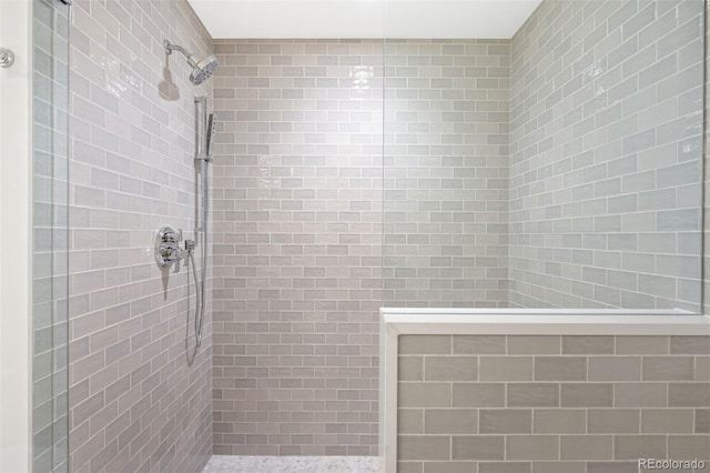 bathroom featuring a tile shower