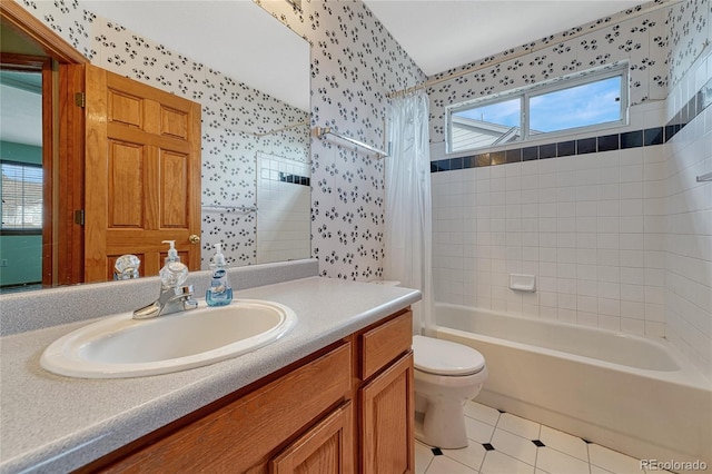 full bathroom featuring shower / bath combo, vanity, toilet, and wallpapered walls