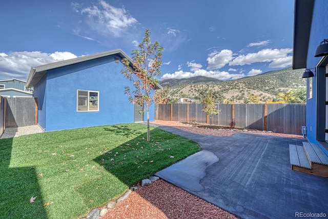 view of yard with a mountain view