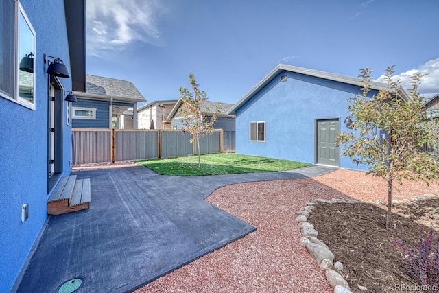 view of yard featuring a patio area