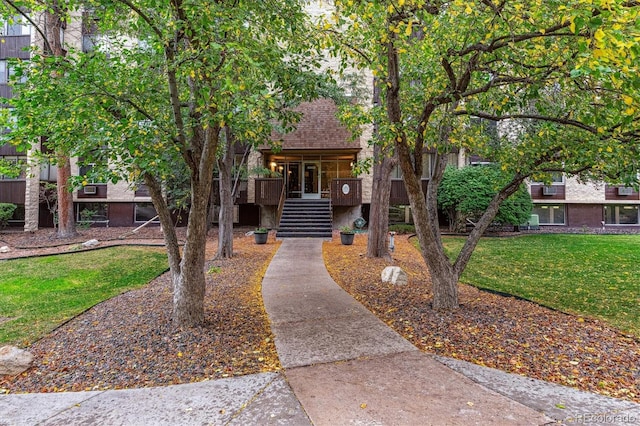 view of front of property featuring a front lawn