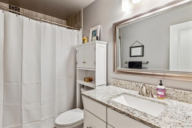 bathroom with toilet, a shower with curtain, and vanity