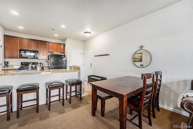 dining area featuring recessed lighting, visible vents, light carpet, and baseboards