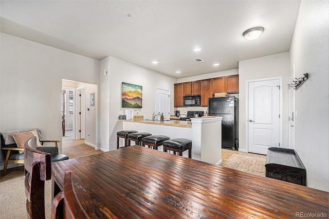 dining room with recessed lighting, visible vents, and baseboards