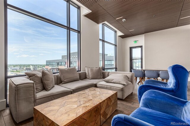 living area with dark wood-type flooring and a city view