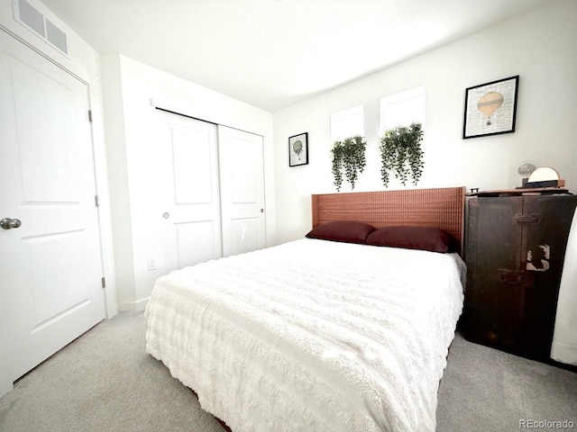 bedroom featuring visible vents, carpet flooring, and a closet