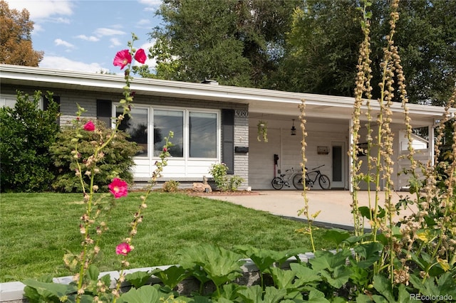 view of front facade with a front yard