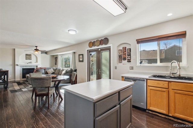 kitchen featuring stainless steel dishwasher, ceiling fan, sink, gray cabinets, and dark hardwood / wood-style floors