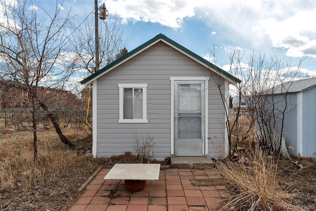 view of outdoor structure with fence and an outdoor structure