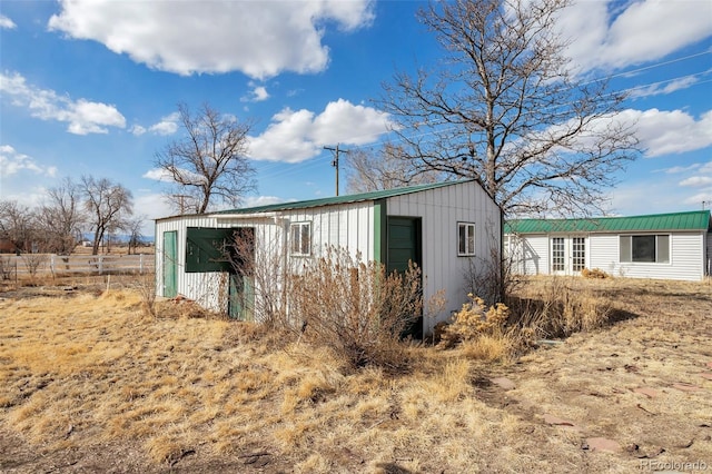 view of outdoor structure featuring an outbuilding