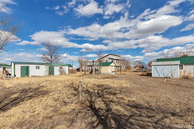 view of yard with a pole building and an outdoor structure