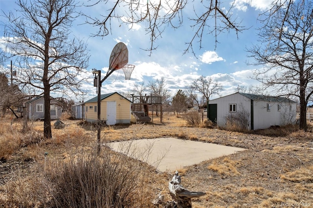 view of yard with an outbuilding