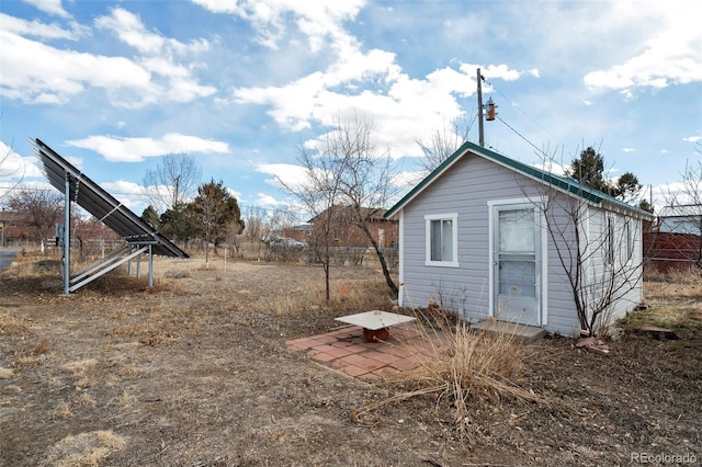 view of yard featuring an outbuilding