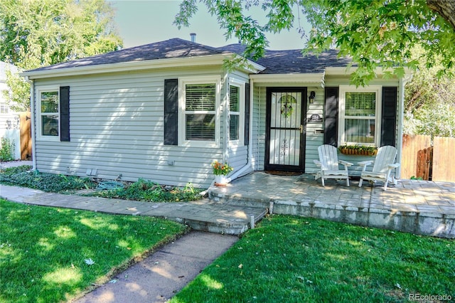 view of front facade with a front lawn