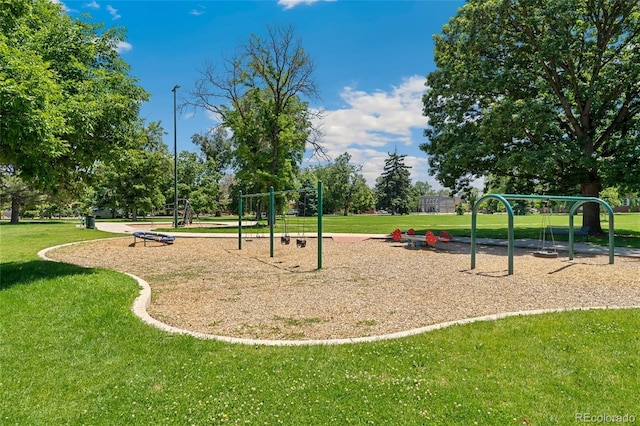 2829 N Franklin St, Denver, CO 80205 - view of community with a lawn