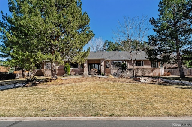 view of front of home featuring a front lawn and fence