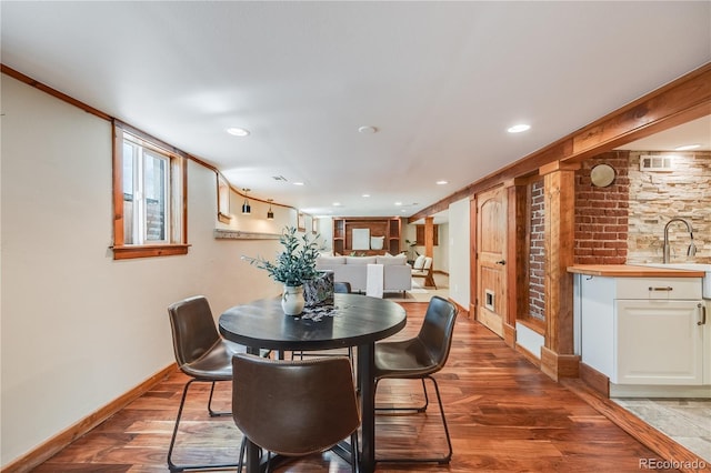 dining space with recessed lighting, light wood-type flooring, and baseboards