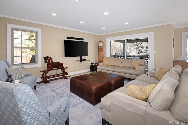 living room featuring recessed lighting, a healthy amount of sunlight, baseboards, and ornamental molding