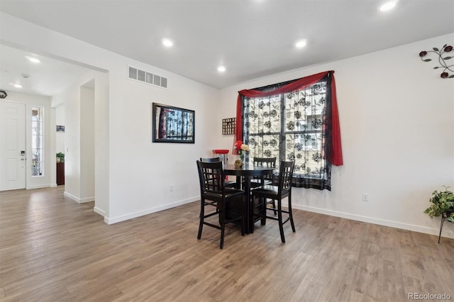 dining area featuring light wood-type flooring, baseboards, and recessed lighting