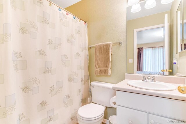 5320 E 100th Dr, Thornton, CO 80229 - full bath with vanity, a textured wall, and curtained shower