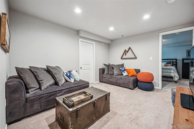 living area with baseboards, carpet flooring, visible vents, and recessed lighting