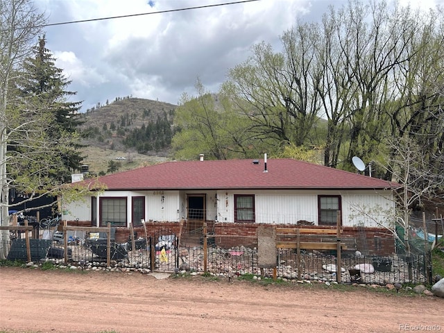 single story home featuring a mountain view