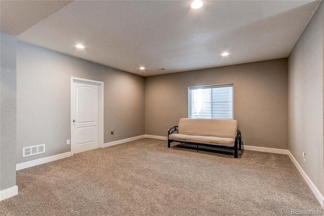 living area with baseboards, visible vents, carpet flooring, and recessed lighting