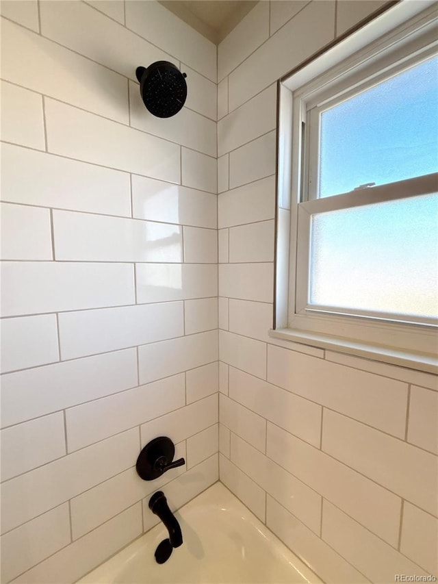 bathroom featuring tiled shower / bath