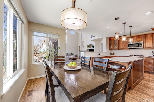 dining area featuring light wood-style flooring, recessed lighting, visible vents, and baseboards