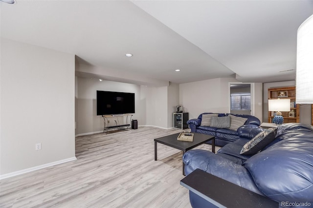 living area featuring light wood-style floors, recessed lighting, and baseboards