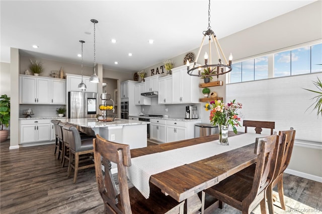 dining room featuring an inviting chandelier, recessed lighting, baseboards, and dark wood-style floors