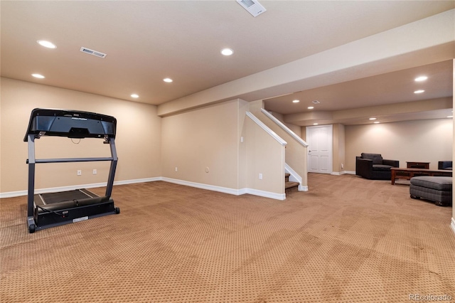 workout room featuring carpet floors, baseboards, visible vents, and recessed lighting