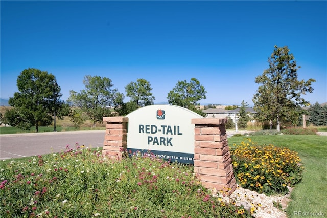 community sign with a lawn