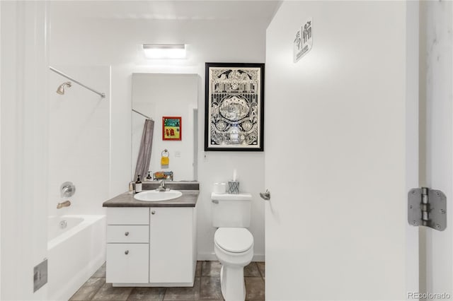 full bathroom featuring shower / bath combo with shower curtain, toilet, and vanity