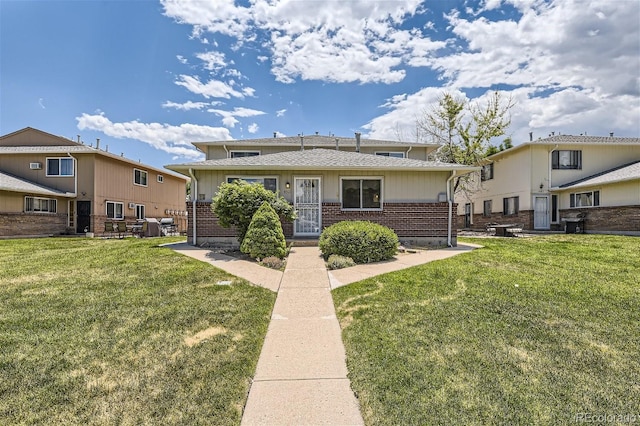 view of front of house featuring a front yard