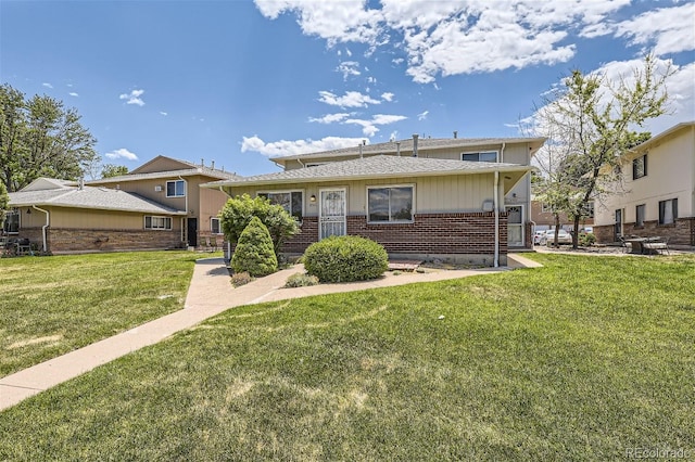 view of front of house with a front lawn