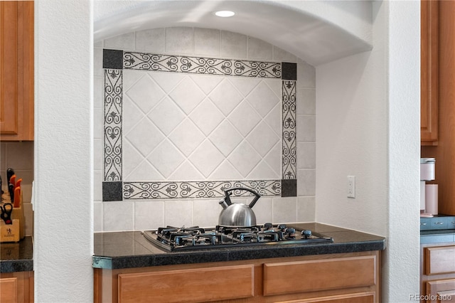 16207 Cadland Ct, Parker, CO 80134 - kitchen featuring gas cooktop, backsplash, and dark countertops