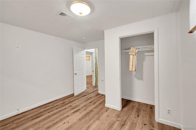 641 E 104th Pl, Northglenn, CO 80233 - unfurnished bedroom featuring light wood-style flooring, a closet, and baseboards