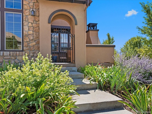 2256 S Isabell Ct, Lakewood, CO 80228 - entrance to property featuring stone siding and stucco siding