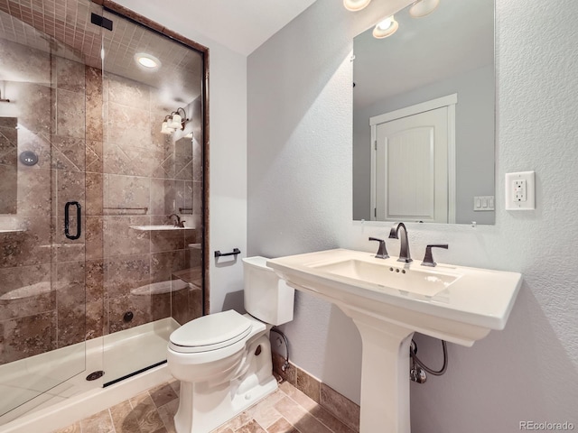 2256 S Isabell Ct, Lakewood, CO 80228 - full bath with baseboards, a stall shower, toilet, and a textured wall